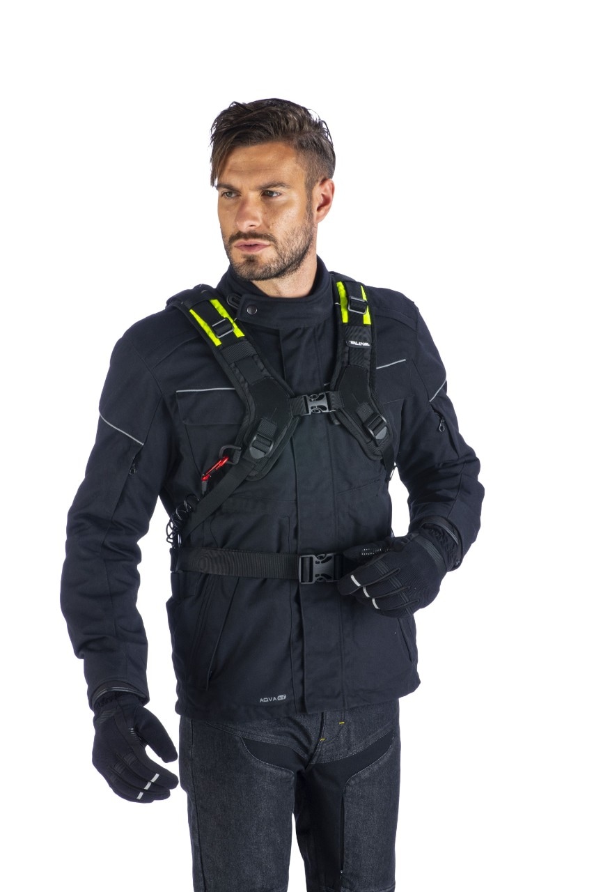 <div class='descrGalleryTitle'>AIRBAG A-BAG BACK LINK (229 euro)</div><div class='descrGalleryText'><p>Realizzato in collaborazione con Motoairbag, questo dispositivo di sicurezza di Livello 2, ad attivazione meccanica, si indossa comodamente sopra la propria giacca da moto, sia estiva che invernale. <br>
Il cavo, opportunamente agganciato al veicolo, attiva il sistema airbag in caso d’ impatto con un tempo di reazione di 15 millisecondi, completando il gonfiaggio in solo 80/85 millisecondi.<br>
Gli spallacci e la cintura in vita sono entrambi regolabili dalla taglia S alla 3XL. L’airbag è proposto in colore Nero/Giallo fluo.<br>
&nbsp;</p>
</div>